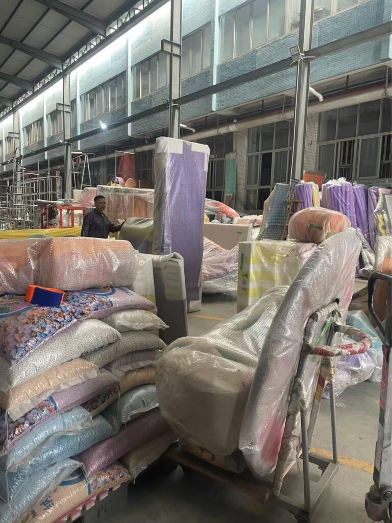 The goods shipped to Indonesia were loaded smoothly 3 10015